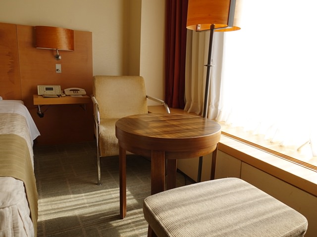 ホテルオークラ札幌のお部屋の備品（スタンドライト）