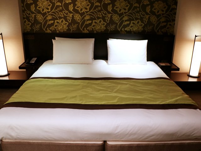 神戸オリエンタルホテルのお部屋の様子と備品（ベッド）