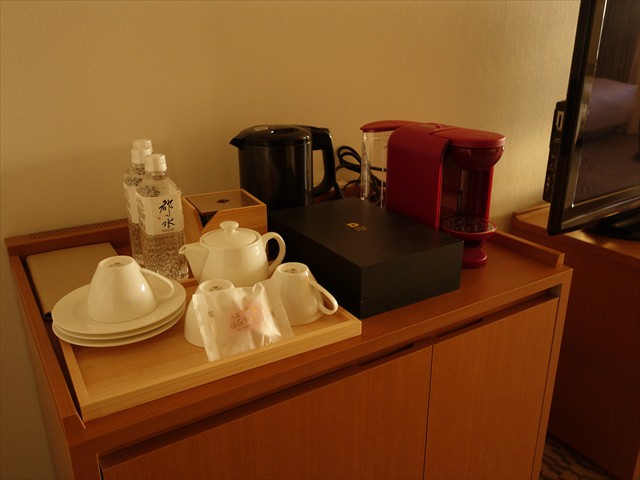 志摩観光ホテルザクラシックのお部屋の様子と備品（冷蔵庫・ミニバー）