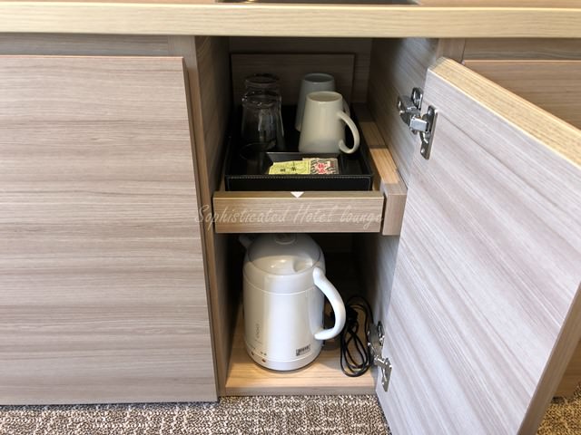 ダイワロイネットホテル千葉中央の客室備品の電気ポットとカップ