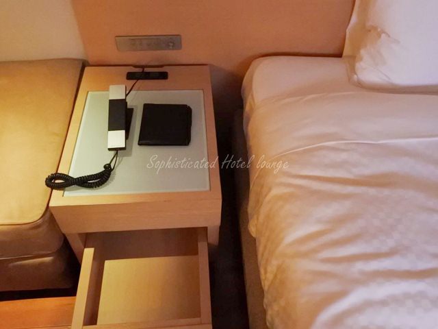 ホテルユニゾ福岡天神の客室備品のベッドサイドテーブル