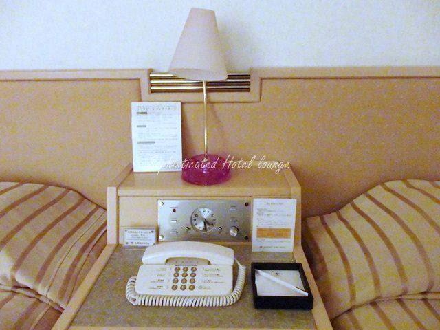 札幌東武ホテルの客室ベッドサイドのデスク