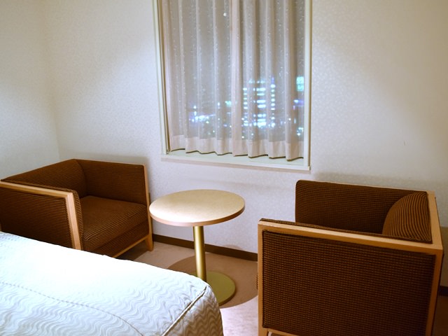 ホテルクラウンパレス神戸 客室の窓際のソファとテーブル