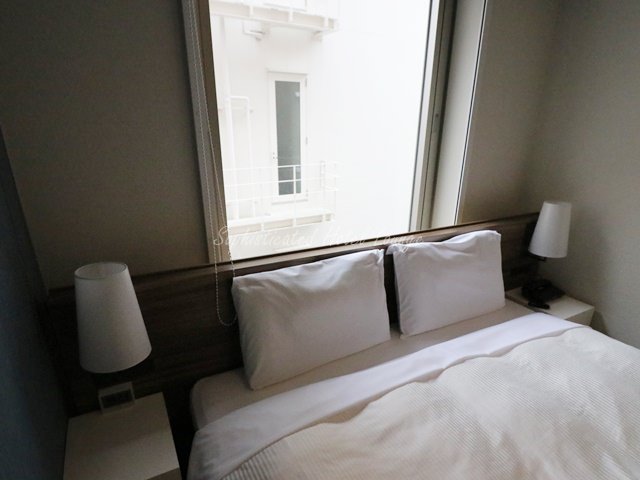 三井ガーデンホテル熊本の客室のベッドと窓からの景色