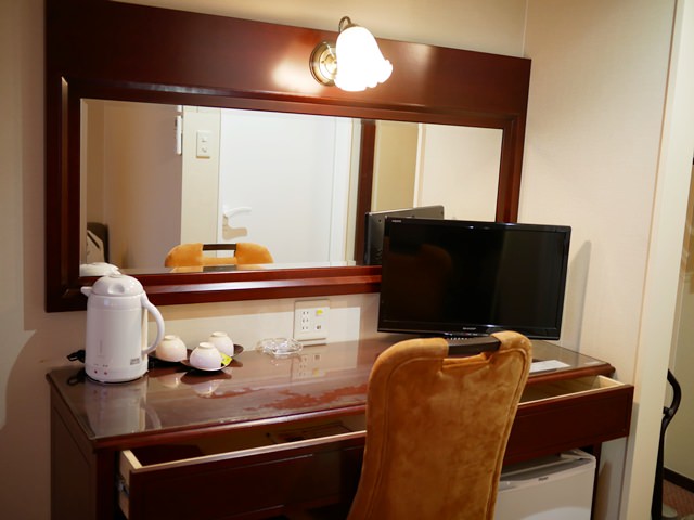 レガロホテル岡山の客室内の様子と備品　デスク