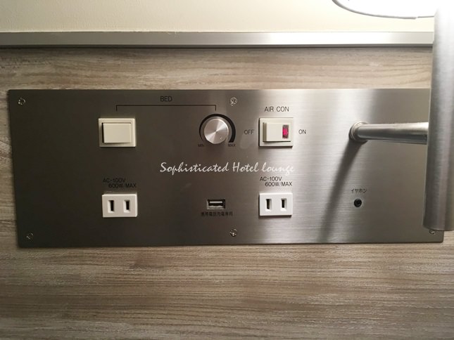 ブルーキャビン石垣島の客室設備（照明スイッチ・コンセント・USBの充電ジャック）