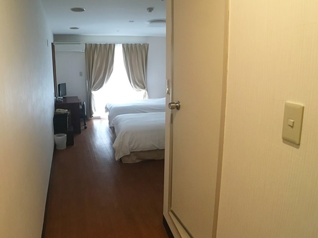沖縄サンコーストホテルの客室の様子と備品は？