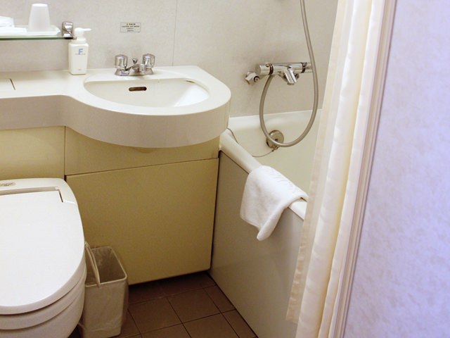 都市センターホテルのバスルームとトイレ