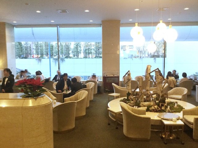 カフェラウンジ「サロンドゥカフェ」（パレスホテル大宮）の雰囲気と座席の種類