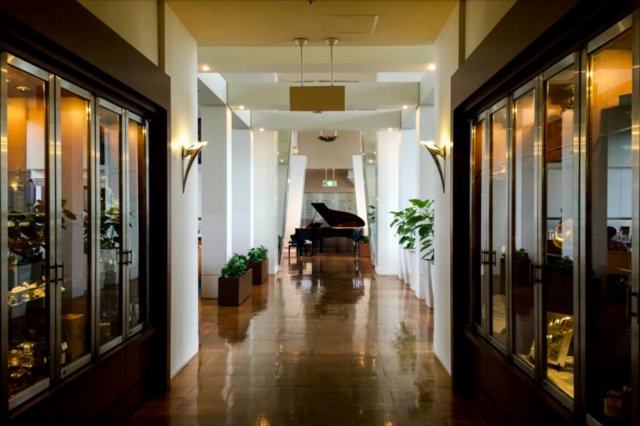 ピアノの生演奏が流れる埼玉県のホテルラウンジ