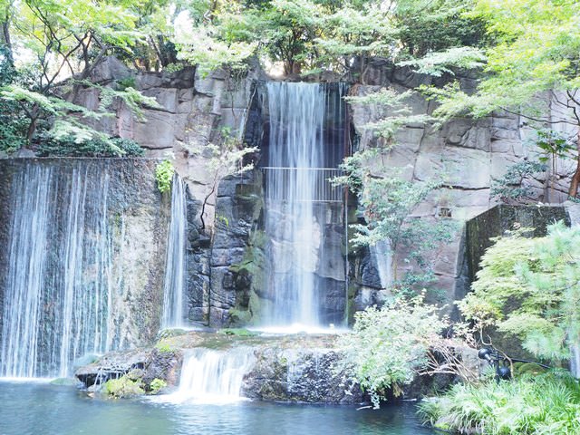 カフェラウンジパンドラ（ホテル雅叙園東京）の座席から見える滝