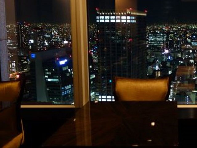 東京ザ・ロビーラウンジの夜景とキャンドル