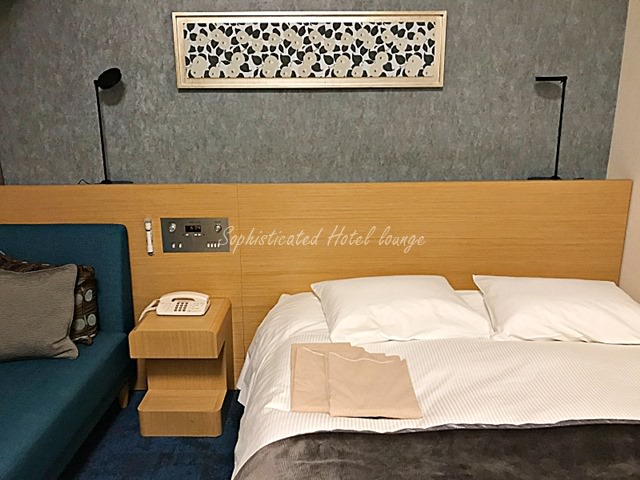成田ビューホテルのお部屋の様子と備品（スタンドライト）