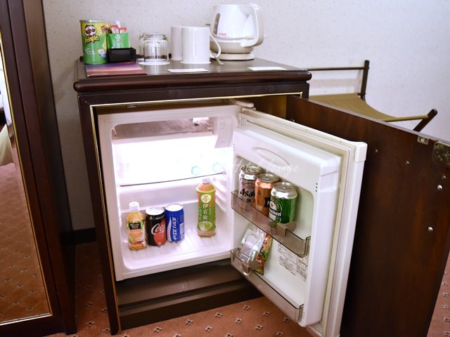 ANAクラウンプラザホテル京都のお部屋の様子と備品（冷蔵庫ミニバー）