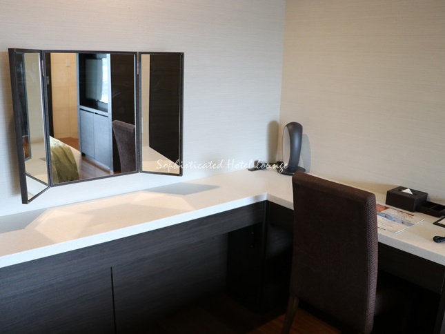ホテル京阪京都グランデの客室家具（三面鏡）