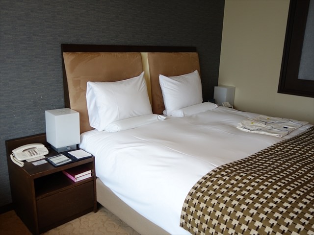 ホテルメトロポリタン仙台のお部屋の様子と備品（ベッド）
