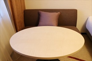 お部屋の備品類（テーブルとソファ）