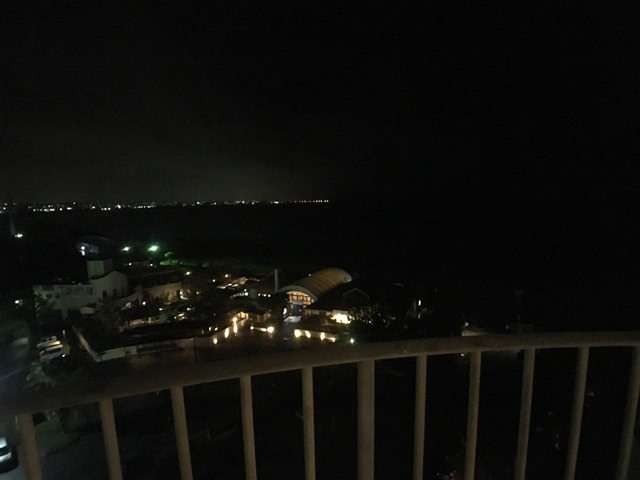 ザ・ビーチタワー沖縄の窓から見える夜景