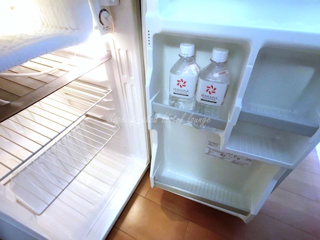 冷蔵庫の中のミネラルウォーター
