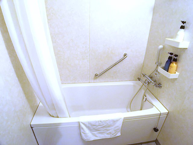 ロイヤルホテル沖縄残波岬の浴室と洗面所