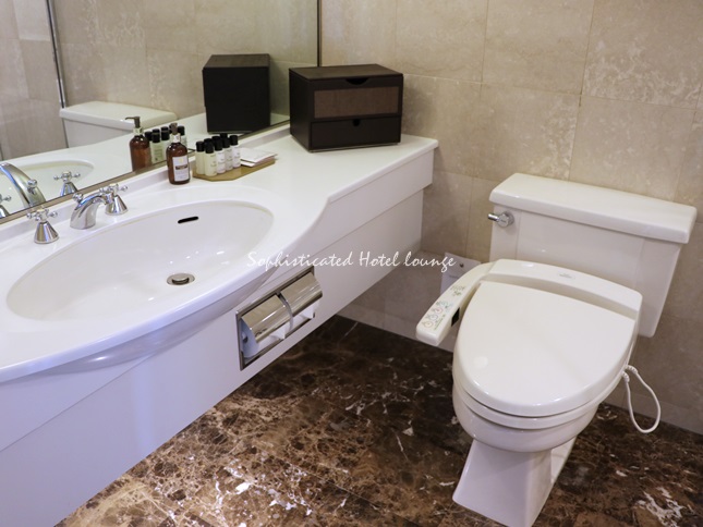 琵琶湖ホテルのバスルーム（洗面化粧台とトイレ）