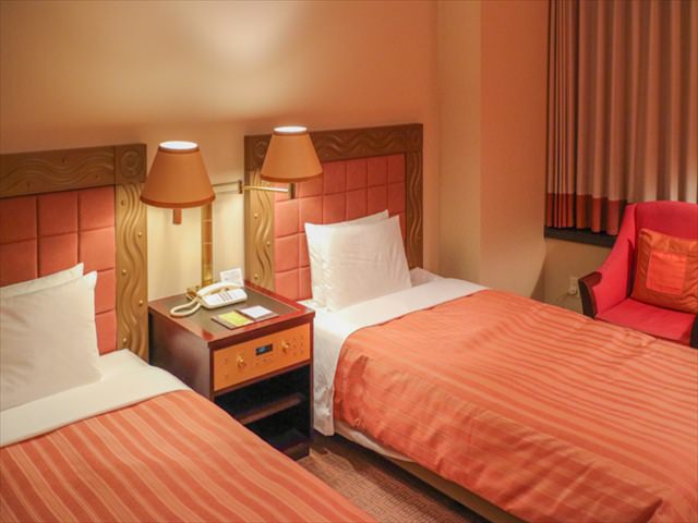 オークラアクトシティホテル浜松のお部屋の様子と備品（ベッドと枕）