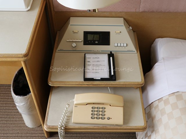 パレスホテル掛川の客室備品（ベッドサイドボード）