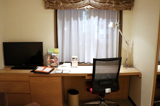 ホテルアソシア静岡の客室備品（デスクとチェア）