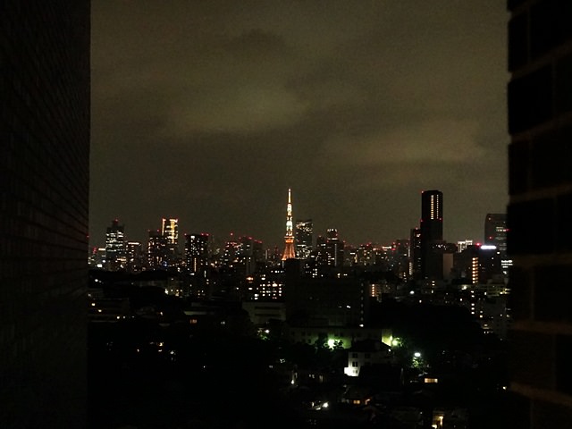 グランドプリンスホテル高輪の窓かから見える夜景