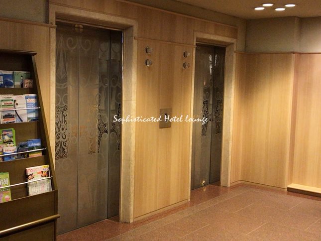 ホテルサンルートニュー札幌のフロントロビー横のエレベーター