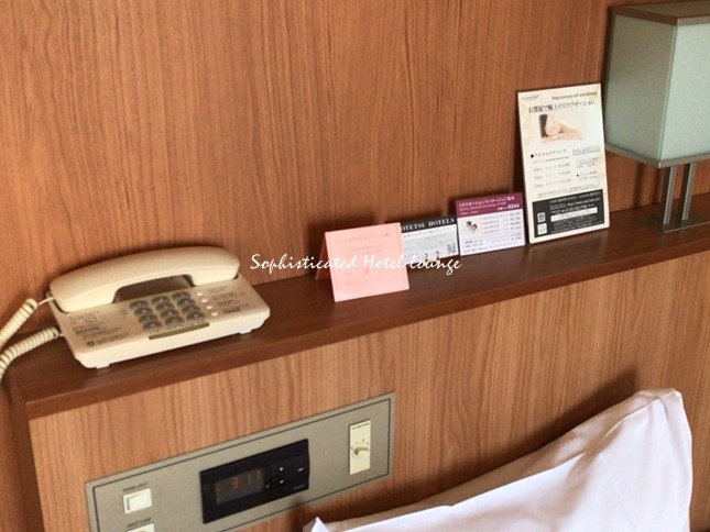 ベッドのヘッドボードにある電話と操作パネル