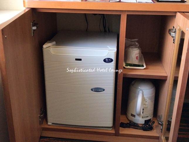 客室備品の冷蔵庫と電気ポット