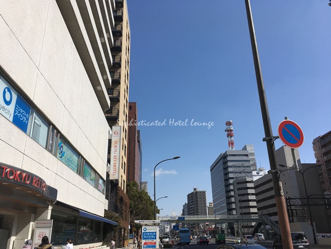 神戸三宮東急REIホテルと神戸市立三宮図書館