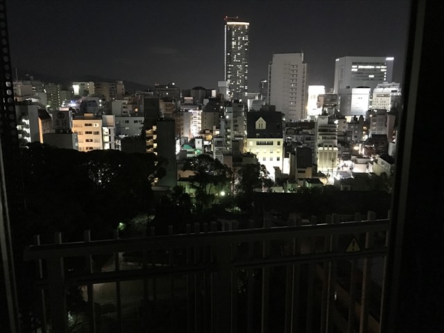 ホテルモンテエルマーナ神戸の窓から見える神戸の夜景はきれい