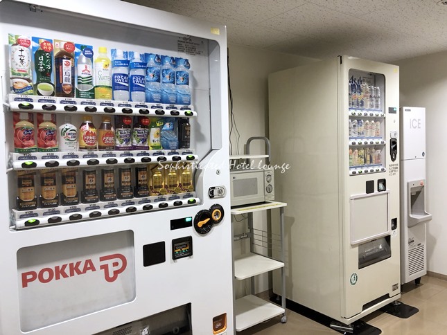 自動販売機（ソフトドリンク・アルコール）、無料製氷機、電子レンジ