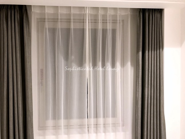 お部屋の窓とカーテン