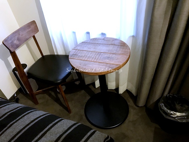 丸テーブルとお揃いの木の椅子