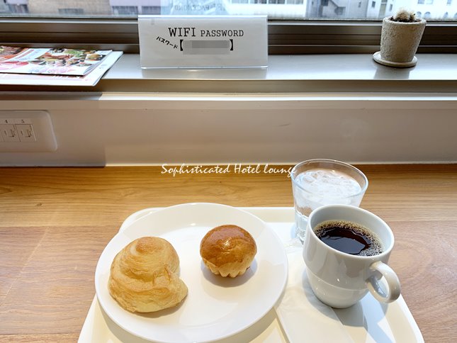 カプセルリゾート京都スクエアの朝食サービスのパンとコーヒー