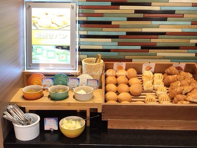 アルモントホテル那覇県庁前の朝食ブッフェのパンコーナー