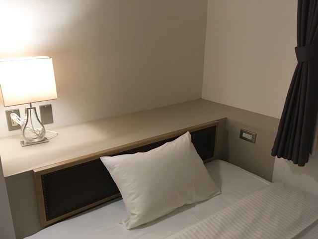 ホテルエメラルドアイル石垣島の客室備品（ベッドヘッド）