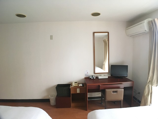 沖縄サンコーストホテルの客室備品（デスク）
