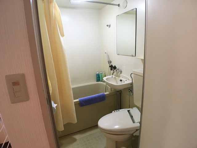 沖縄サンコーストホテルのバスルームとアメニティグッズ
