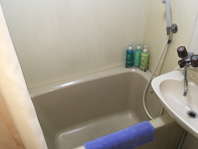 沖縄サンコーストホテルの浴室とトイレ、アメニティは？