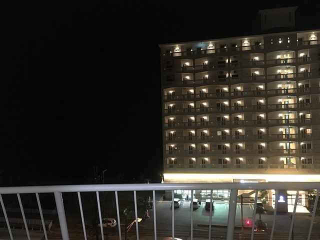 沖縄サンコーストホテルの窓から見える夜景