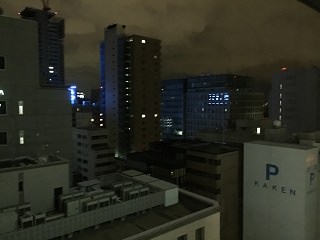 窓から見える夜景