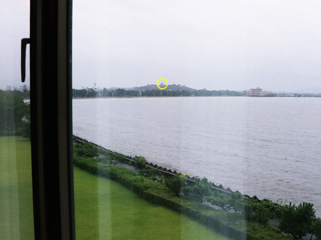 彦根ビューホテルの客室からの景色（琵琶湖と彦根城）