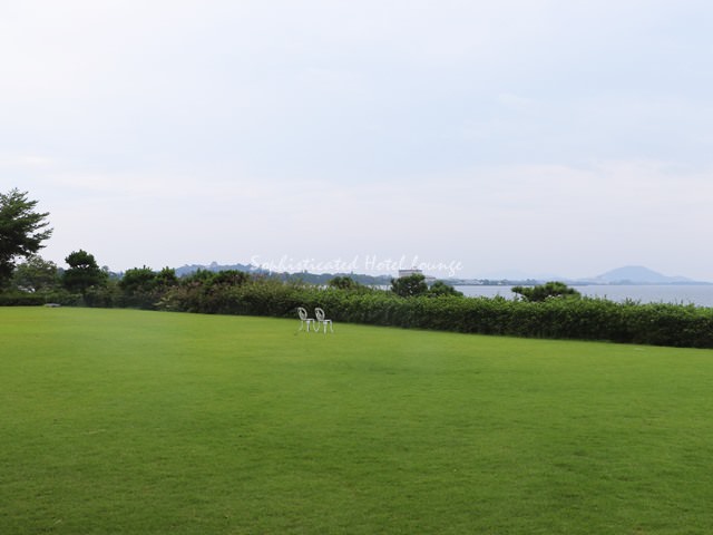 彦根ビューホテルの庭からの琵琶湖を臨む景色