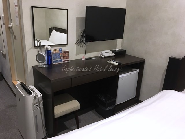 赤坂クリスタルホテルの客室備家具（デスク）