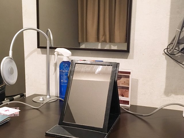 赤坂クリスタルホテルの客室備品（折りたたみの鏡）