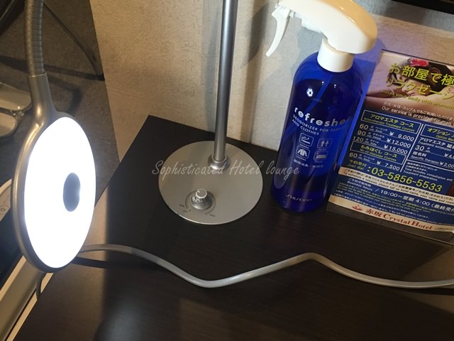 赤坂クリスタルホテルの客室設備（照明スタンド）